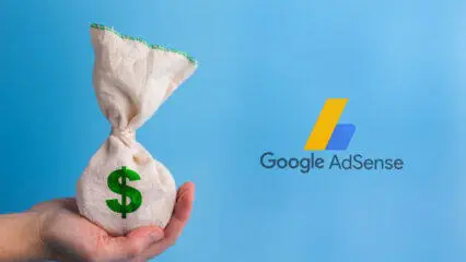 Mano sosteniendo una bolsa de dinero con un símbolo de dólar, con el logotipo de Google AdSense cerca. Pagos de AdSense en Latinoamérica.