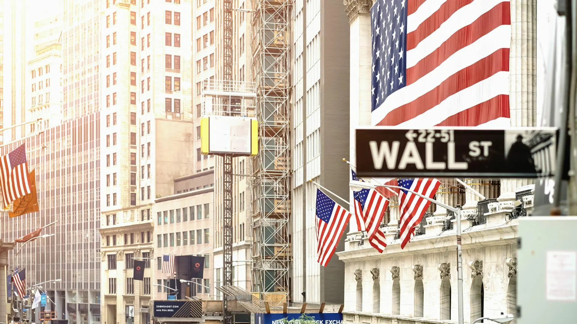 Wall Street, Nueva York: Banderas estadounidenses ondean afuera de la Bolsa de Valores de Nueva York.