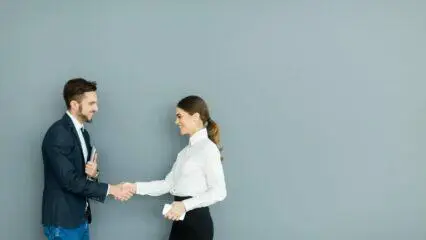 Hombre de negocios y mujer de negocios se dan la mano, lo que significa un acuerdo o asociación exitosa.