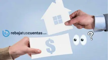 Manos intercambiando casa y dinero; signos de interrogación y ojos sugieren incertidumbre hipotecaria. rebajatuscuentas.com