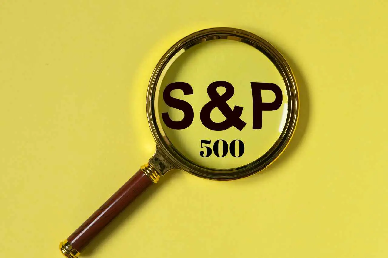 Lupa enfocada en el índice S&P 500