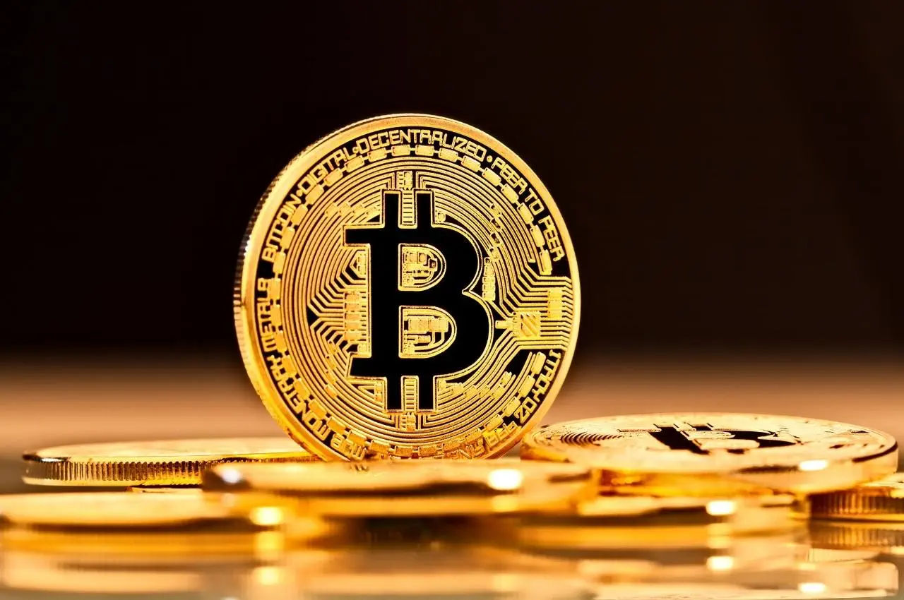 Monedas Bitcoin de oro; invierta en Bitcoin hoy.