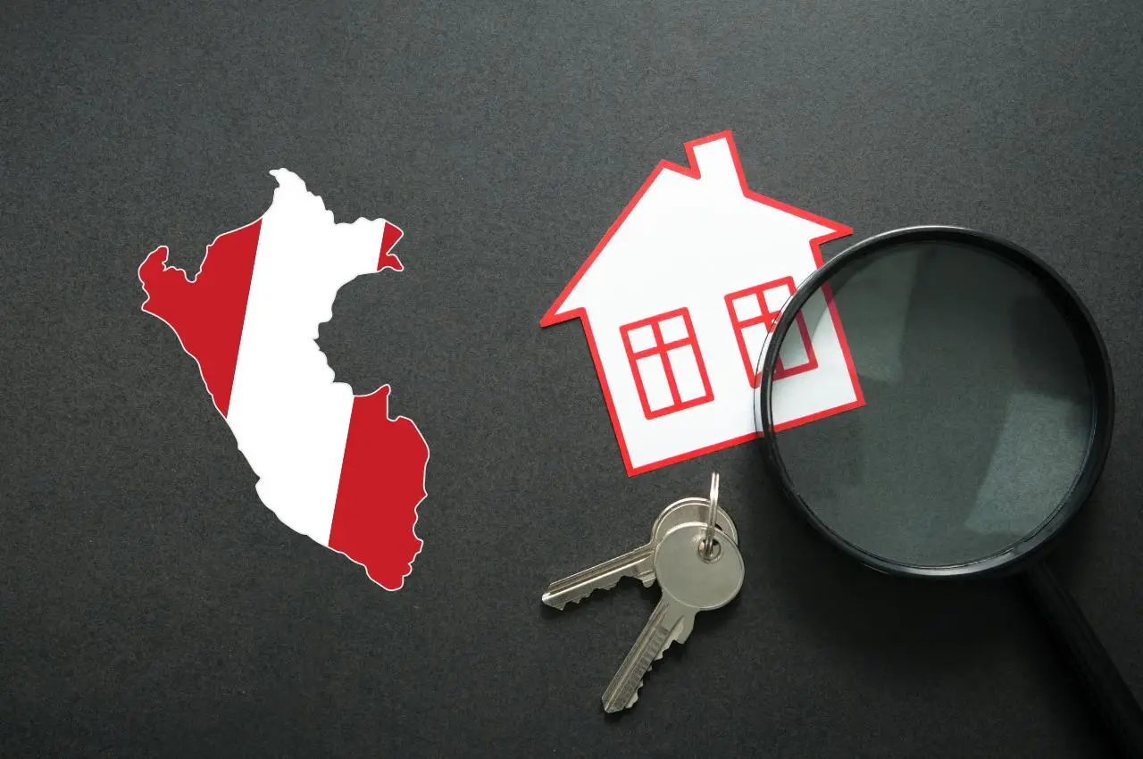 Mapa de la bandera peruana, icono de casa, llaves, lupa; inversión inmobiliaria en Perú.