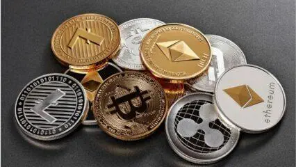 Primer plano de varias criptomonedas, como Bitcoin, Ethereum y Litecoin. Invierta en criptomonedas en Perú.