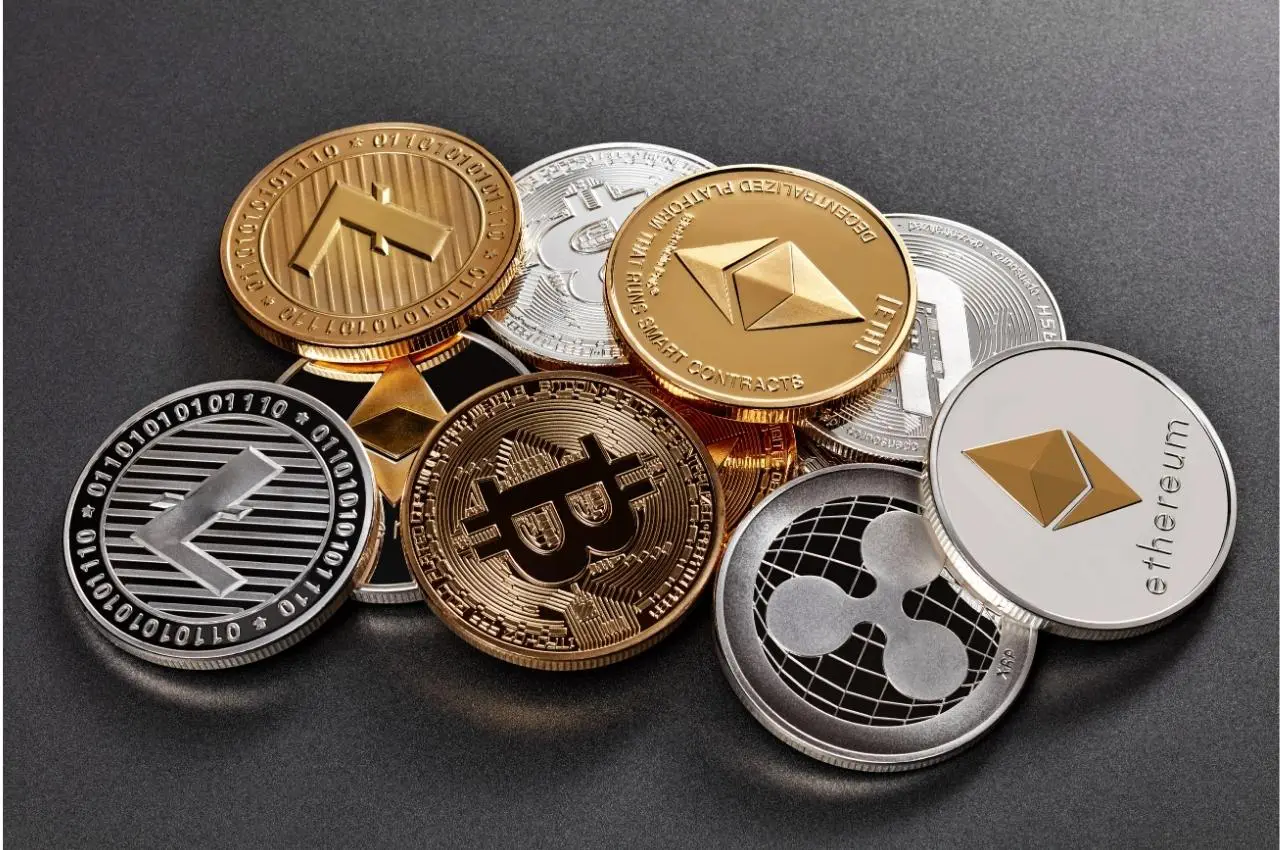 Primer plano de varias criptomonedas, como Bitcoin, Ethereum y Litecoin. Invierta en criptomonedas en Perú.