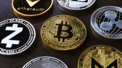 Primer plano de varias criptomonedas: Bitcoin, Ethereum, Litecoin, Zcash, Ripple y Monero. Invertir en criptomonedas ofrece muchas ventajas.