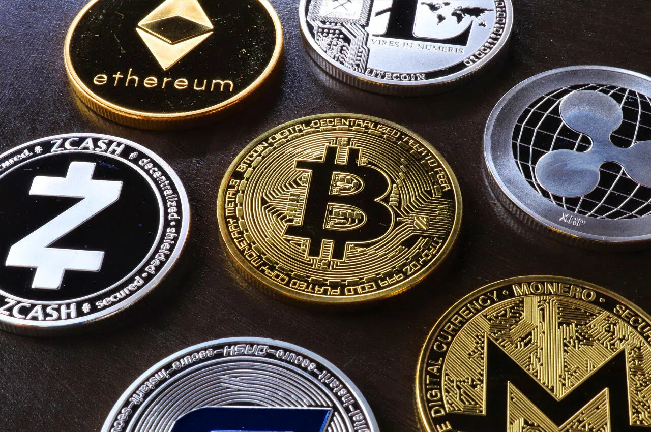 Primer plano de varias criptomonedas: Bitcoin, Ethereum, Litecoin, Zcash, Ripple y Monero. Invertir en criptomonedas ofrece muchas ventajas.
