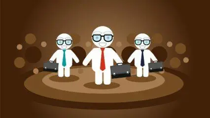 Tres ejecutivos de negocios con maletines, listos para el éxito en ventas.