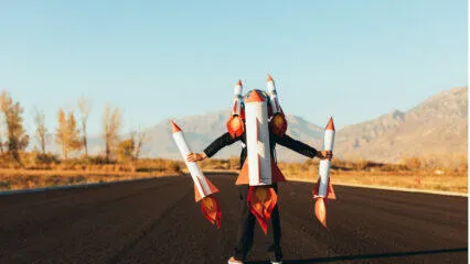 Niño de traje con cohetes de juguete, listo para el lanzamiento. Inversión emprendedora.
