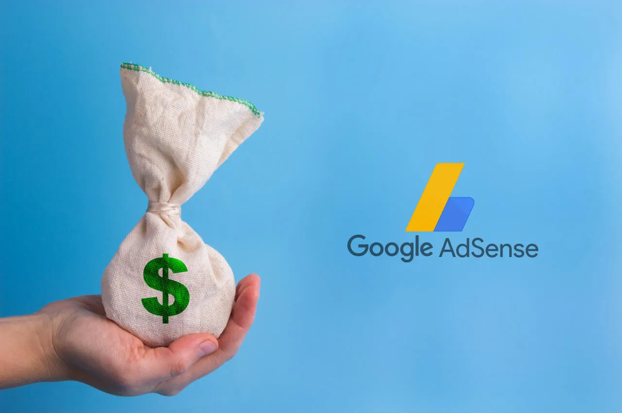 Mano sosteniendo una bolsa de dinero con un símbolo de dólar, con el logotipo de Google AdSense cerca. Pagos de AdSense en Latinoamérica.
