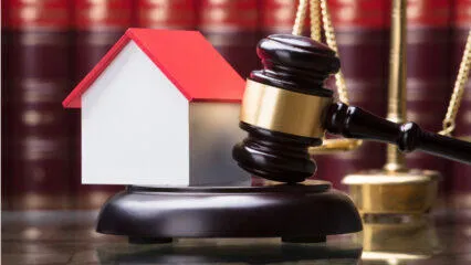 Maqueta de mazo y casa en el bloque del juez. Subasta de bienes judiciales peruanos.