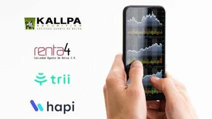 Manos sosteniendo un smartphone con gráficos del mercado bursátil. Clasificación de las casas de bolsa peruanas.