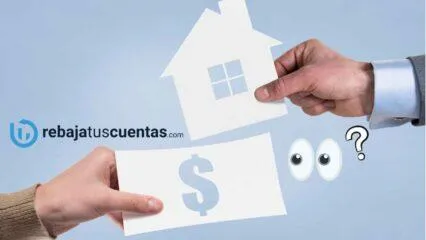 Manos intercambiando casa y dinero; signos de interrogación y ojos sugieren incertidumbre hipotecaria. rebajatuscuentas.com