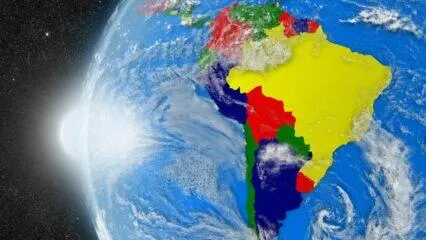 Vista satelital de América del Sur, destacando los países ideales para inversiones de capital de riesgo en América Latina.