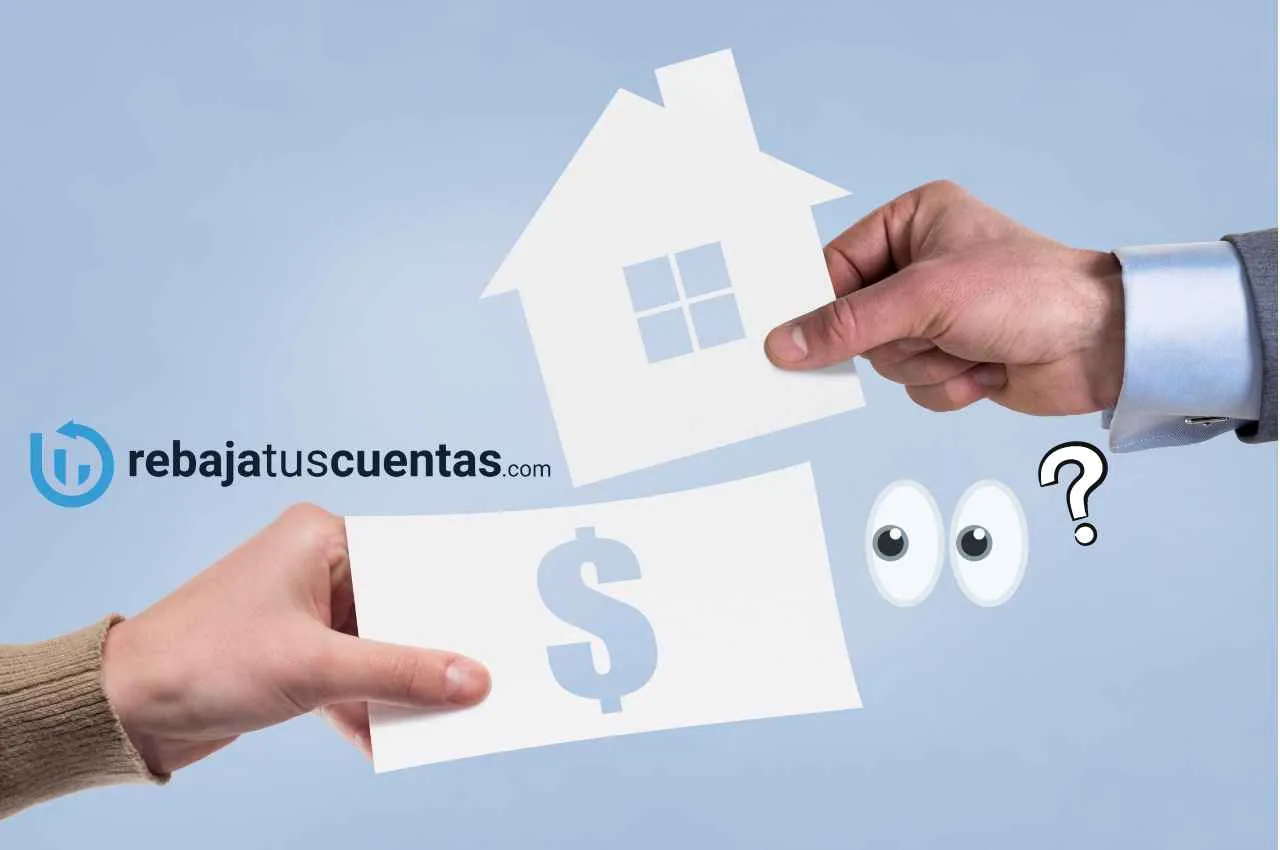 Manos intercambiando casa y dinero; signos de interrogación y ojos sugieren incertidumbre hipotecaria. rebajatuscuentas.com