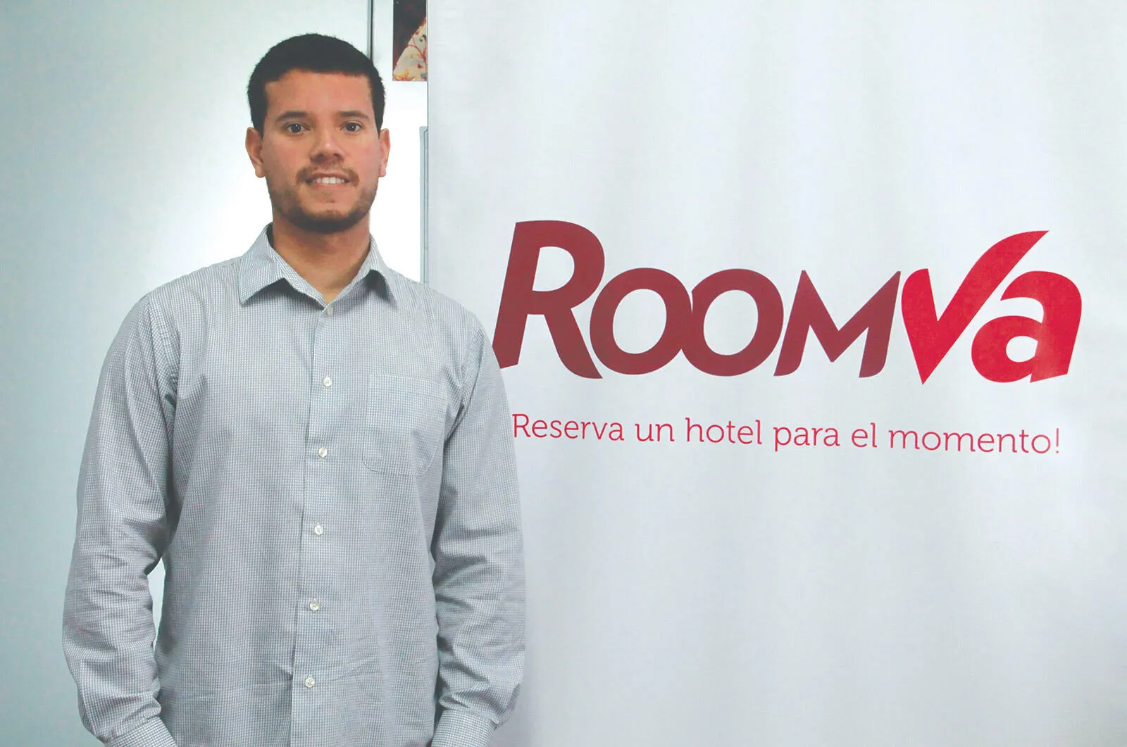 Logotipo de Roomva con un empleado. Descubre la historia y el cierre de Roomva.