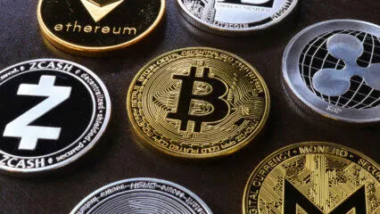 Primer plano de varias criptomonedas: Bitcoin, Ethereum, Litecoin, Zcash, Ripple y Monero. Invertir en criptomonedas ofrece muchas ventajas.