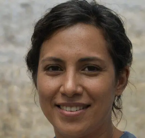 Retrato en primer plano de una mujer sonriente con cabello oscuro.