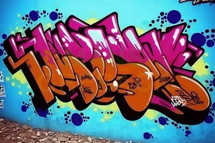 Arte de grafiti vibrante en naranja y rosa, con letras estilizadas.