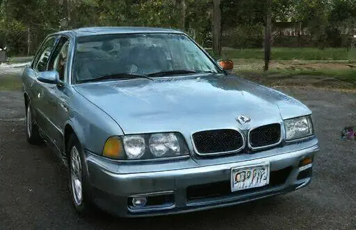 BMW 850CSi familiar azul claro estacionado al aire libre