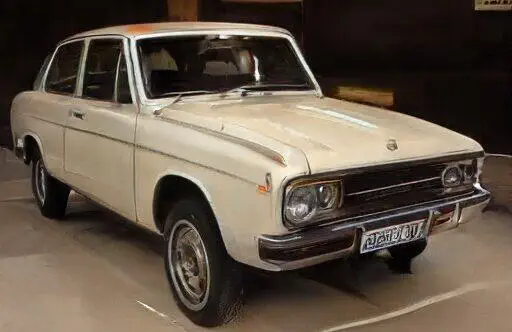 Sedán Datsun 120Y de color crema de los años 70