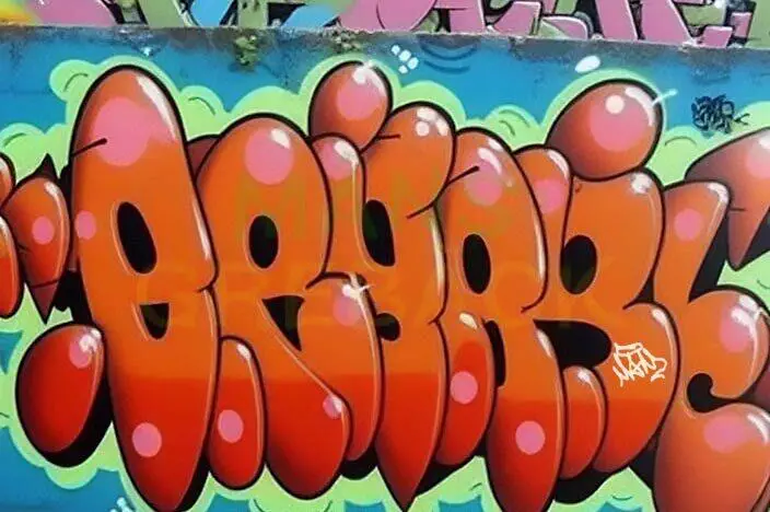 Arte de grafiti vibrante en naranja y rosa con letras de burbuja que deletrean 