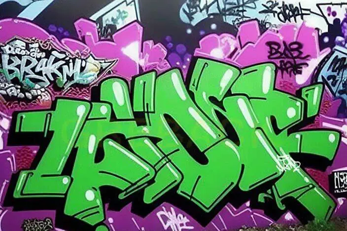 Arte de grafiti vibrante con letras llamativas de color verde y rosa que muestran el estilo del arte callejero.