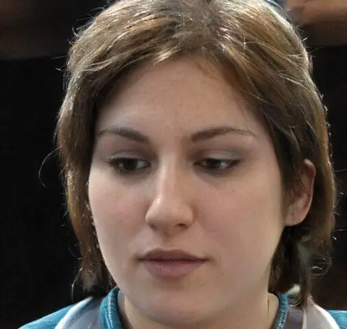 Retrato en primer plano de una mujer joven con cabello castaño.
