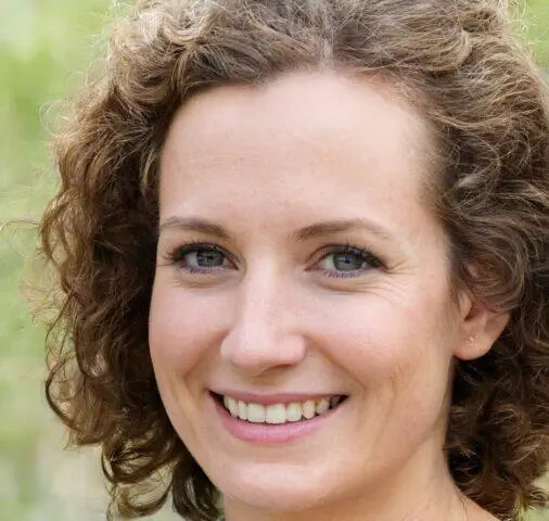 Mujer sonriente con cabello castaño rizado