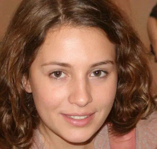 Retrato en primer plano de una mujer joven con cabello castaño y rizado.