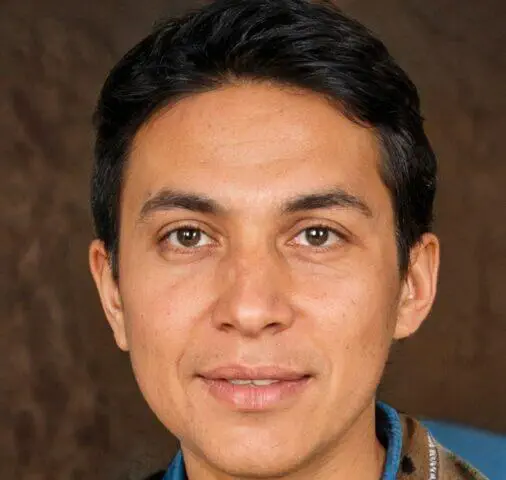 Foto de rostro de un hombre con cabello oscuro y ojos marrones.