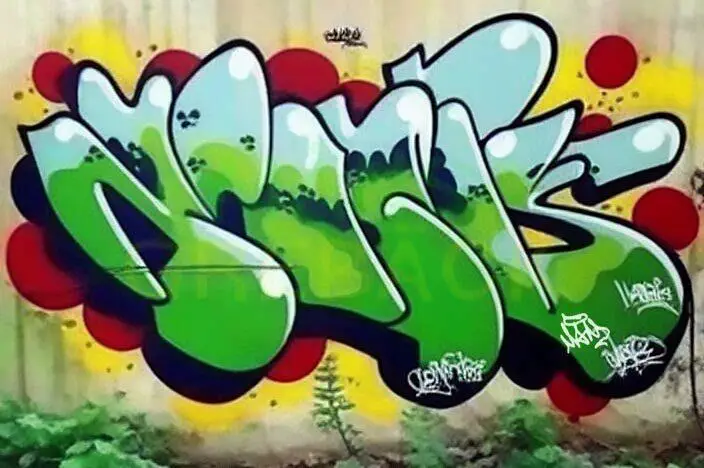 Arte de grafiti verde y azul vibrante con letras de burbuja y acentos rojos.