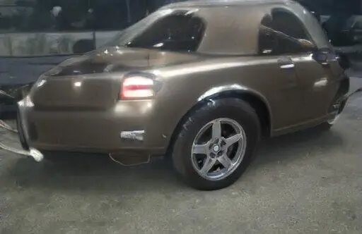 Roadster marrón personalizado, vista trasera. Diseño único.