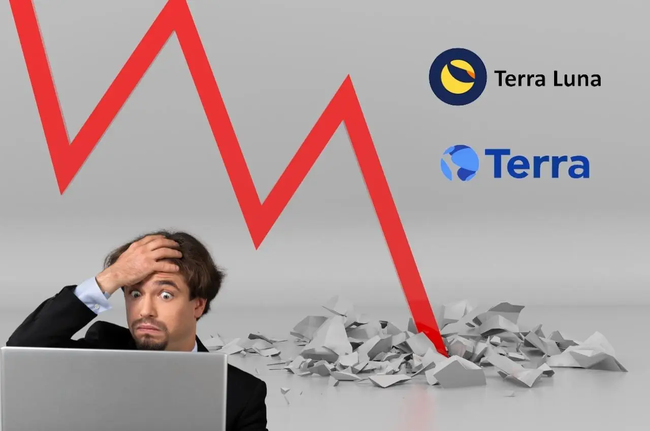Hombre de negocios estresado mirando su computadora portátil mientras un gráfico rojo se estrella en el suelo, junto a los logotipos de Terra Luna y Terra.