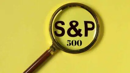 Lupa enfocada en el índice S&P 500