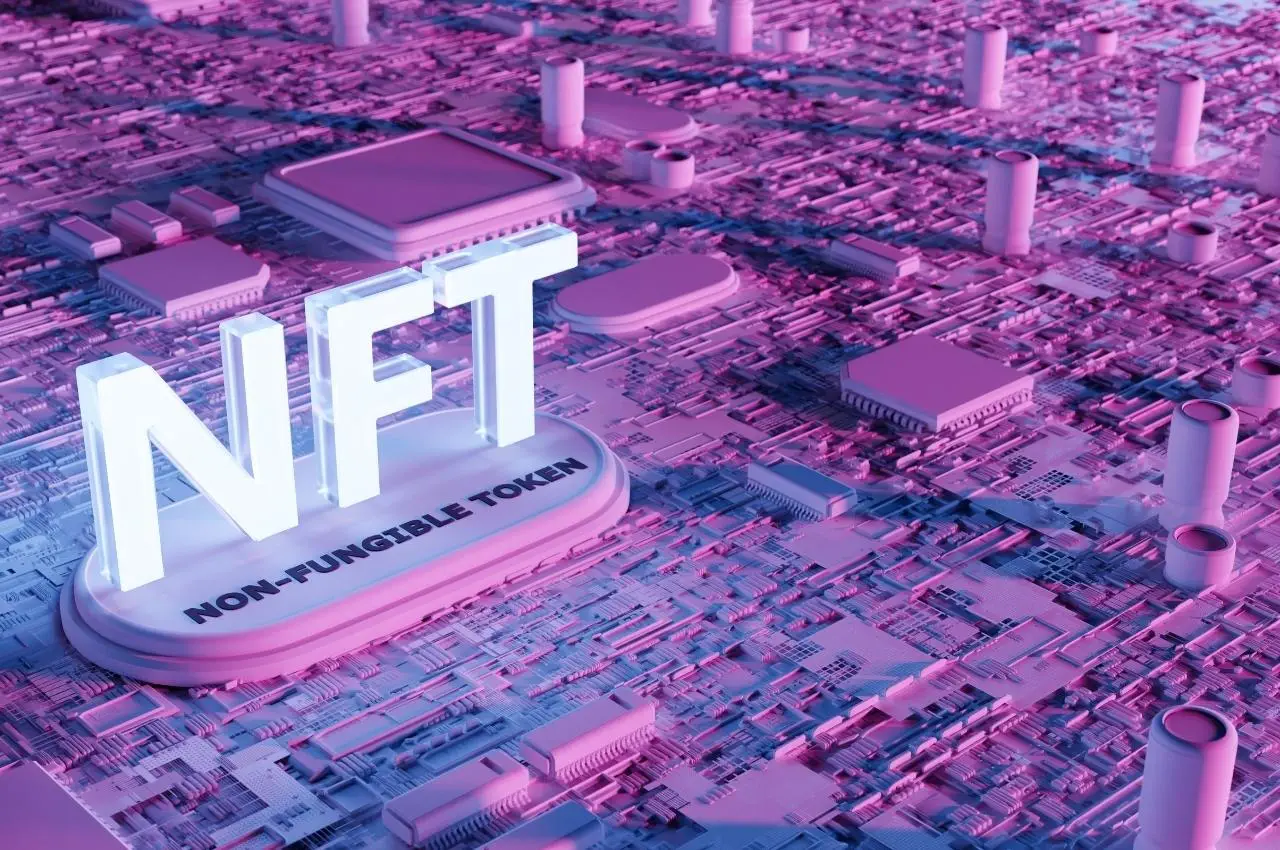 Acrónimo NFT en una placa de circuito; Token No Fungible