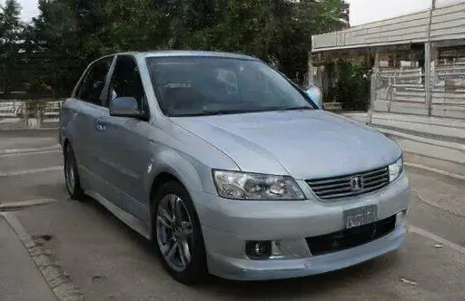 Un sedán Honda Accord plateado estacionado en una calle