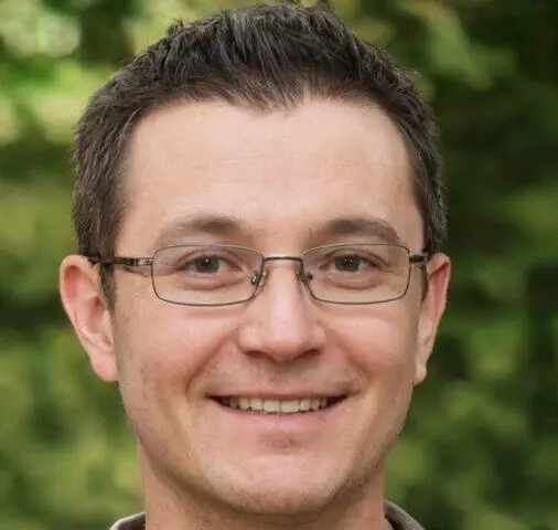 Foto amigable de un hombre con gafas.